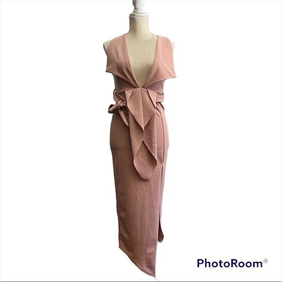 Missguided Dresses & Skirts - Missguided plunge tailored wraptie dress